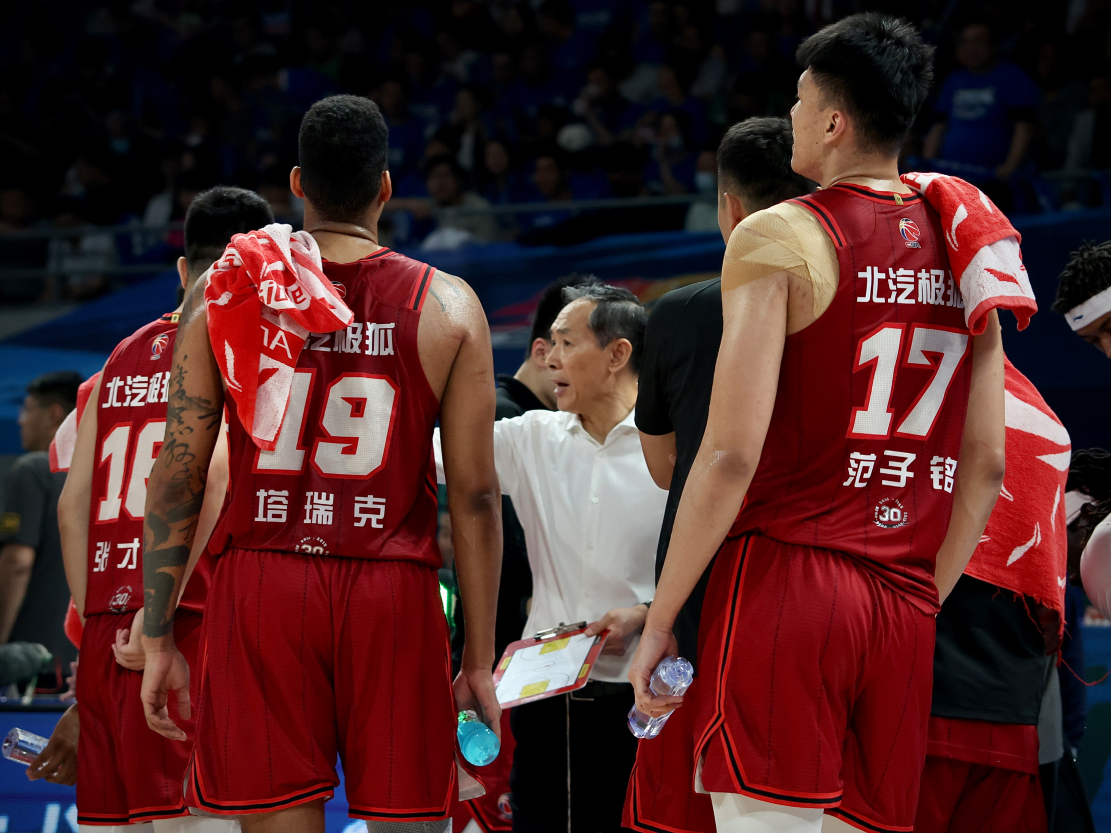 9游官网入口-关键时刻CBA季后赛传出新动向,上海海港迎来里程碑,管理层表态——球迷炸锅,更衣室氛围转暖的简单介绍